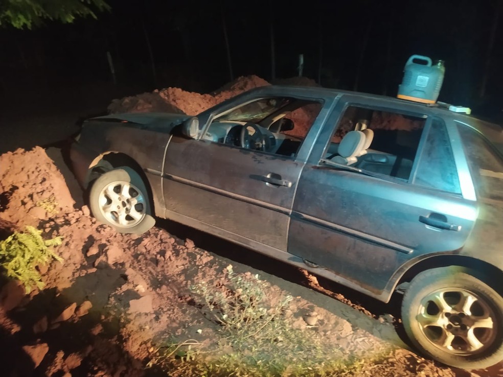 Suspeitos abandonaram carro com carneiros furtados de propriedade rural, em Teodoro Sampaio — Foto: Polícia Militar