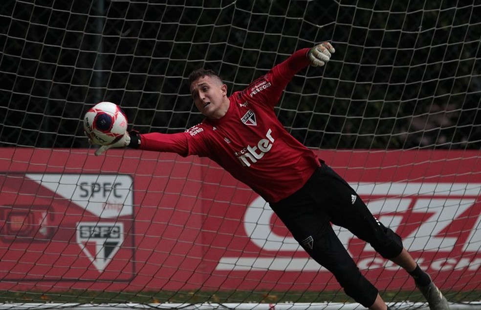 Thiago Couto em treino pelo São Paulo — Foto: Rubens Chiri / www.saopaulofc.net