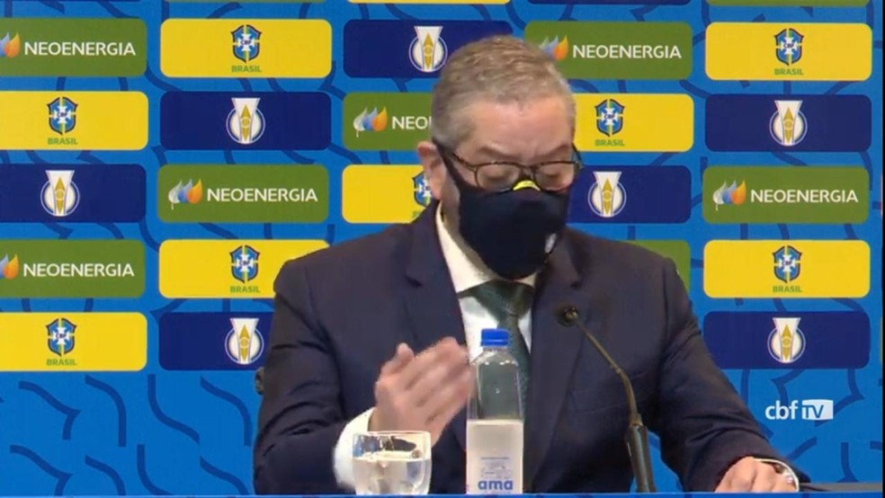 Caboclo em leitura durante cerimônia de novo patrocinador: a última aparição na CBF — Foto: Reprodução