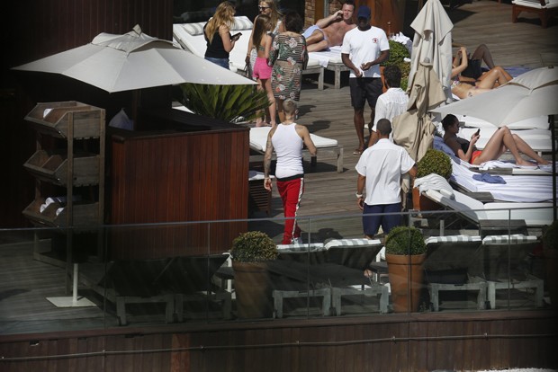 Justin Bieber no hotel (Foto: AgNews)