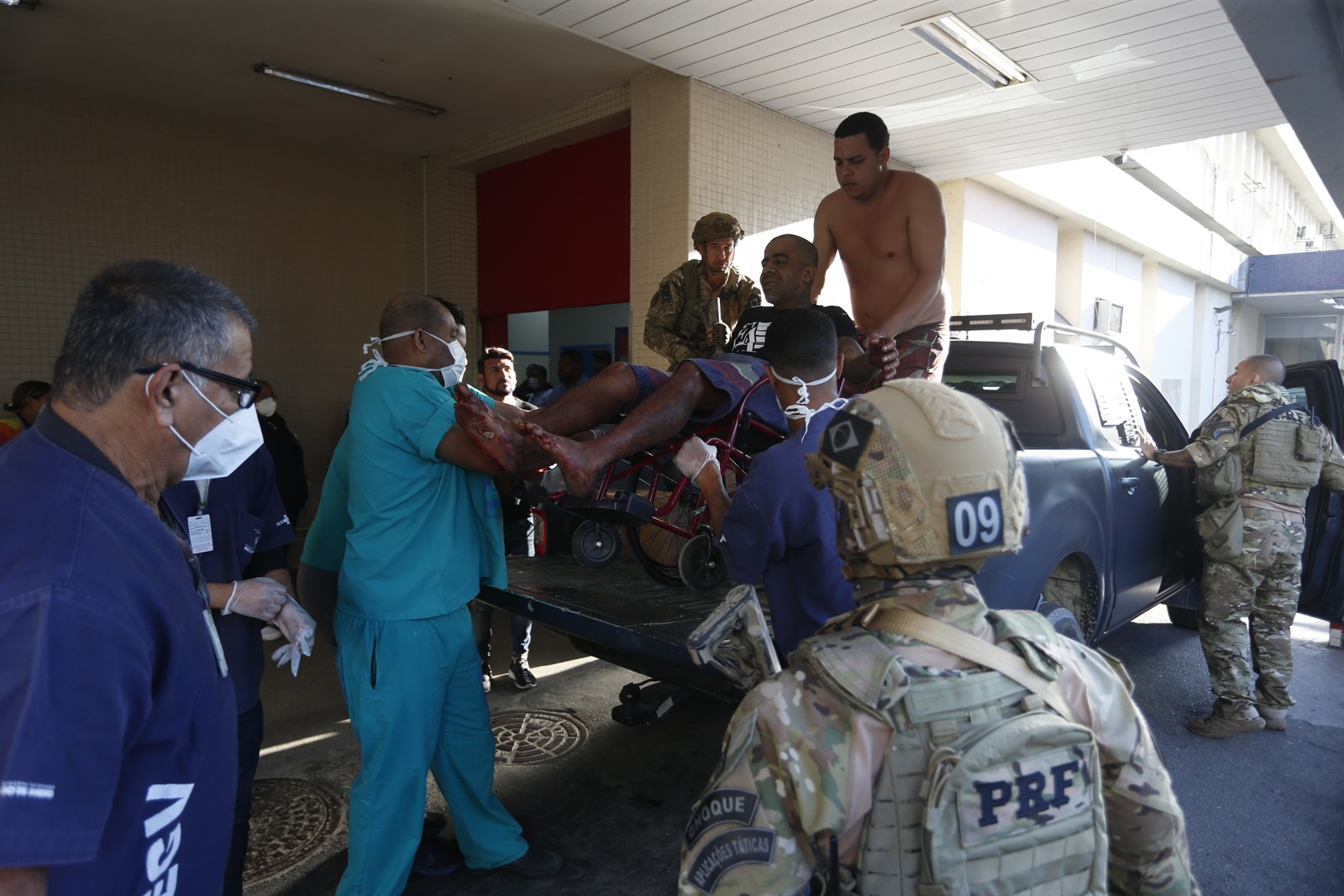 Feridos durante operação policial são levados para o Hospital Getúlio Vagas — Foto: Fabiano Rocha / Agência O Globo