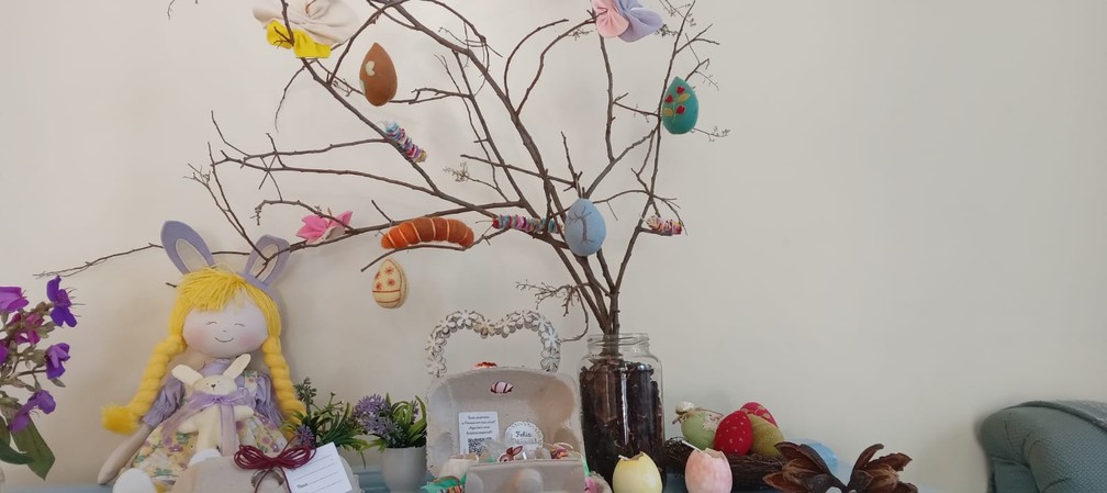Árvore da Páscoa é uma das 'novas' tradições que a família de Bauru inclui nas celebrações durante a pandemia — Foto: Mariana Bonora/g1 