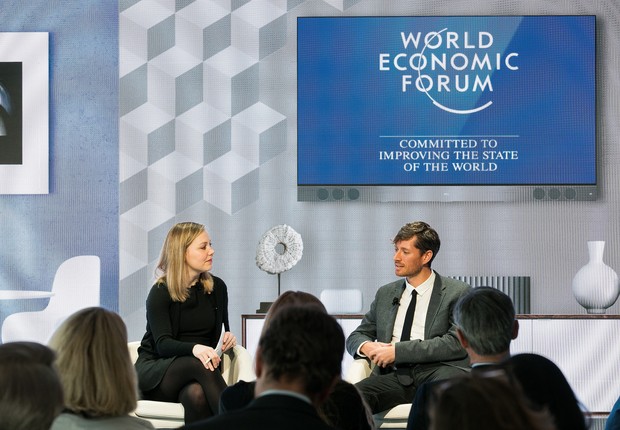 Alyson Shontell Lombardi, editora do Business Insider, e Robin Carhart-Harris, chefe do centro de pesquisas de psicodélicos da Universidade de Oxford, durante o debate do Fórum Econômico Mundial (Foto: World Economic Forum / Jakob Polacsek)