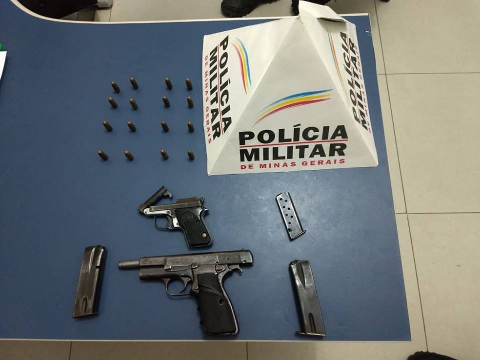 Armas apreendidas pela PM estavam na casa do autor â Foto: PolÃ­cia Militar/DivulgaÃ§Ã£o