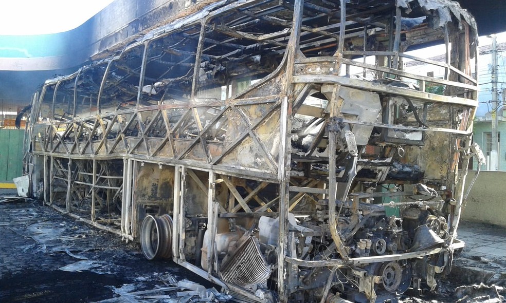 Ãnibus incendiado em Tabira â Foto: WhatsApp/ReproduÃ§Ã£o