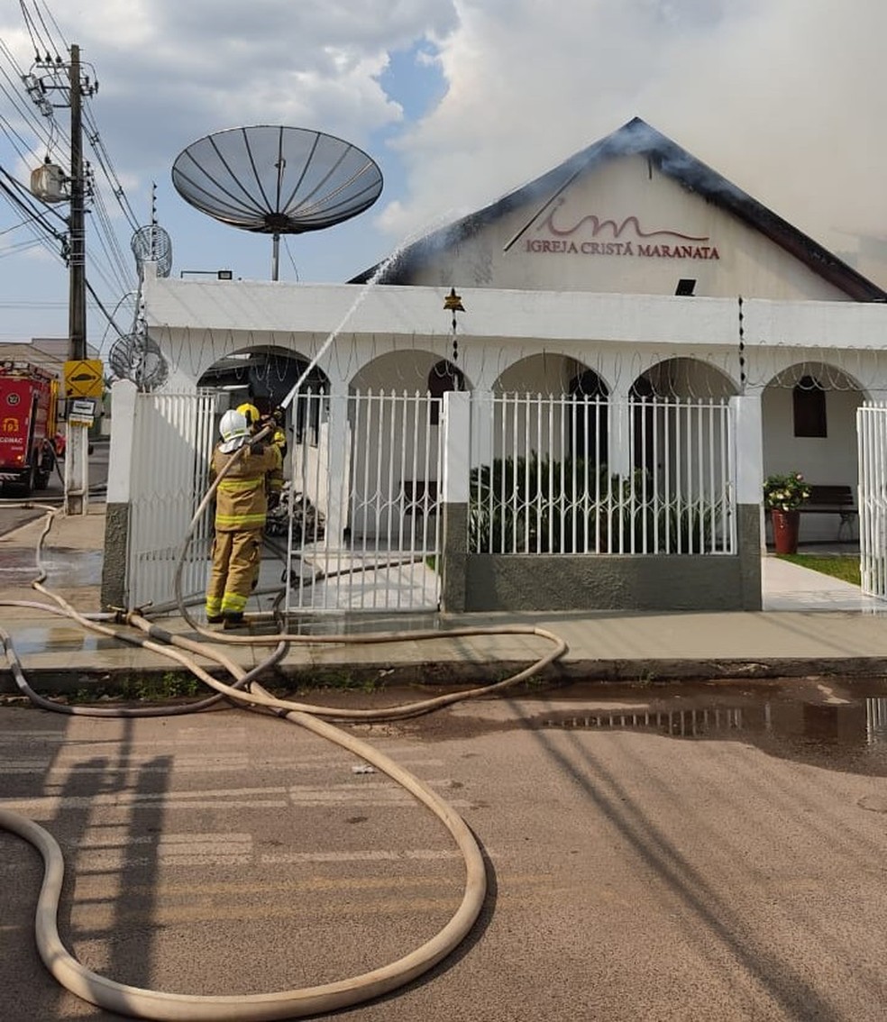 Bombeiros tentam controlar incêndio em igreja  — Foto: Walcimar Júnior/Arquivo pessoal