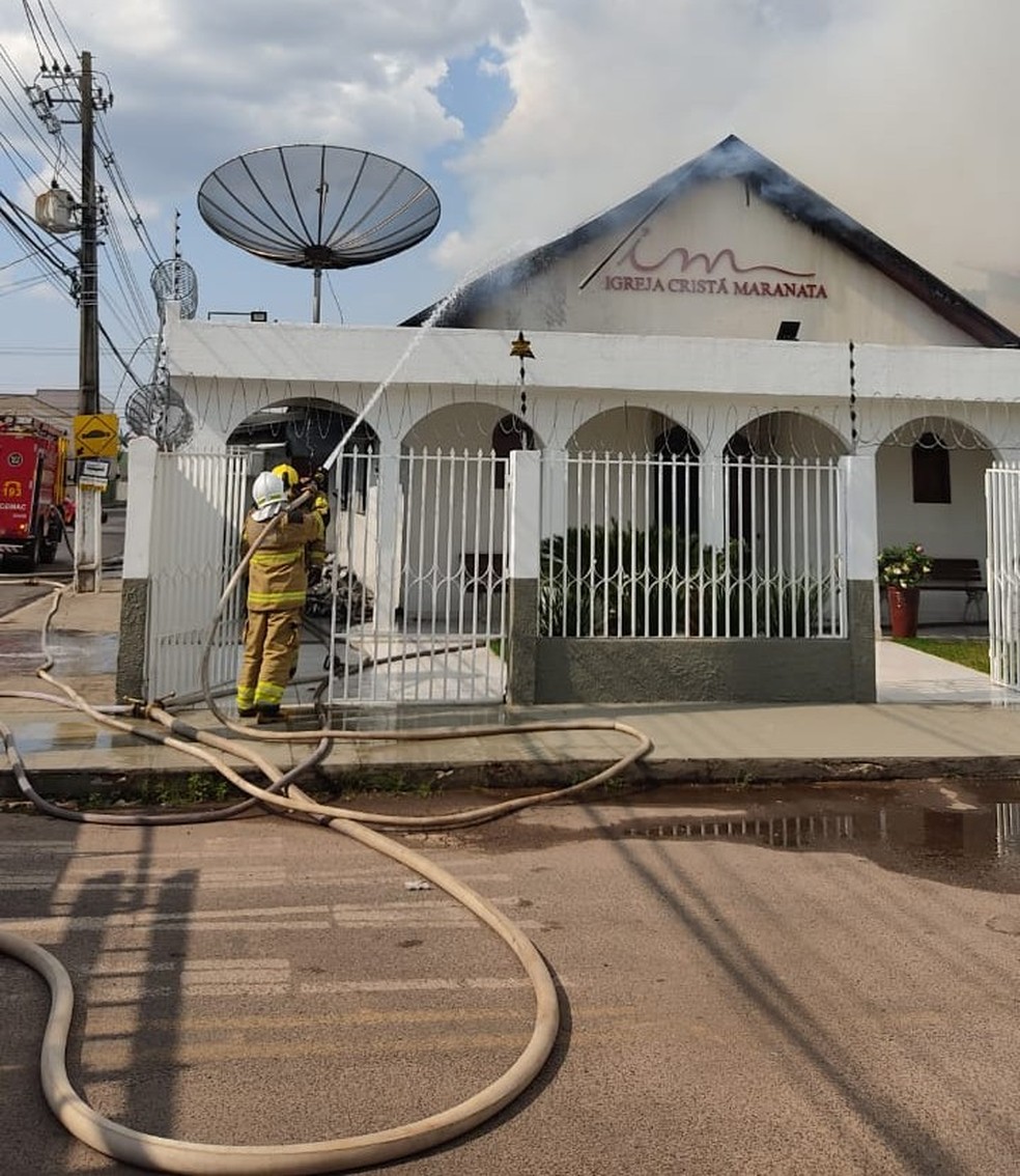 Bombeiros tentam controlar incêndio em igreja — Foto: Walcimar Júnior/Arquivo pessoal