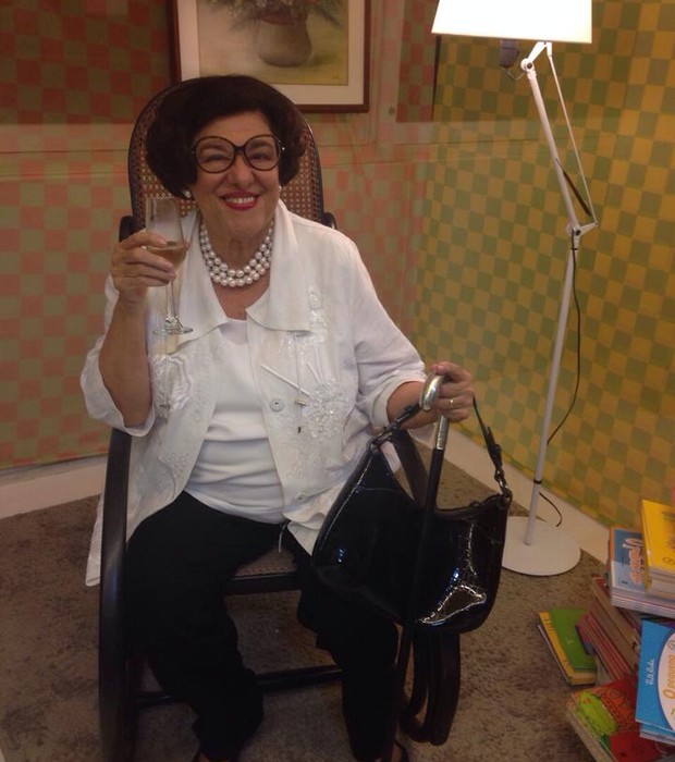 Ruth Rocha brindando 50 anos de sucesso (Foto: Naíma Saleh)