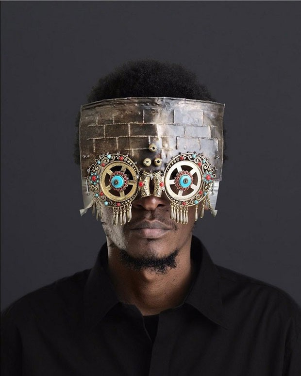 Artista queniano desenvolve óculos esculturais com objetos abandonados (Foto: Reprodução)