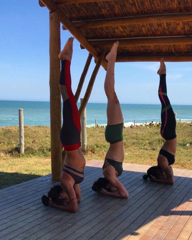 Aline Riscado em sua aula de ioga (Foto: Reprodução/Instagram)