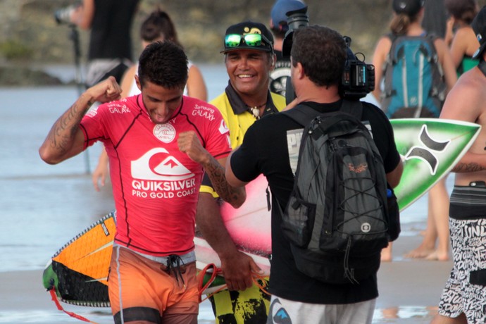 Filipe Toledo celebra vitória na segunda fase da etapa de Gold Coast do Mundial de Surfe (Foto: Luciana Pinciara / Motion Photos)