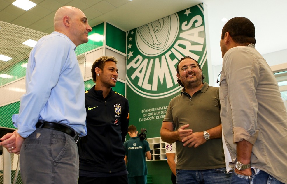 Neymar pai (à direita) ao lado de Alexandre Mattos, no Palmeiras (Foto: Fabio Menotti/Ag. Palmeiras/Divulgação)