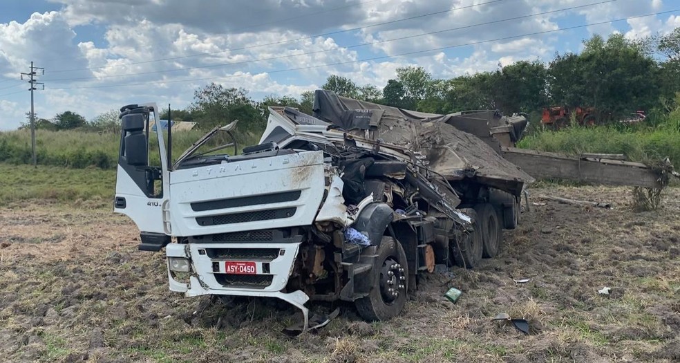 Caminhão ficou destruído após colisão com ônibus em Taguaí (SP) — Foto: Minuto do Amorim/Divulgação