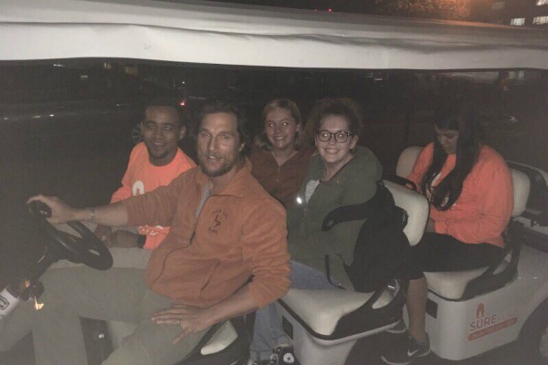 Matthew McConaughey  e estudantes (Foto: Reprodução Twitter)