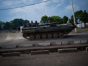 Tanque das Forças Armadas de Congo passa pela cidade de Goma, onde o aeroporto foi tomado pelos rebeldes   (Foto: Phil Moore/AFP)