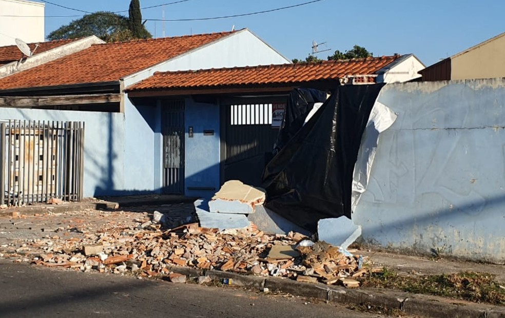 Após bater contra a motocicleta, o carro subiu na calçada e derrubou um muro.  — Foto: Vanessa Rumor/RPC Curitiba