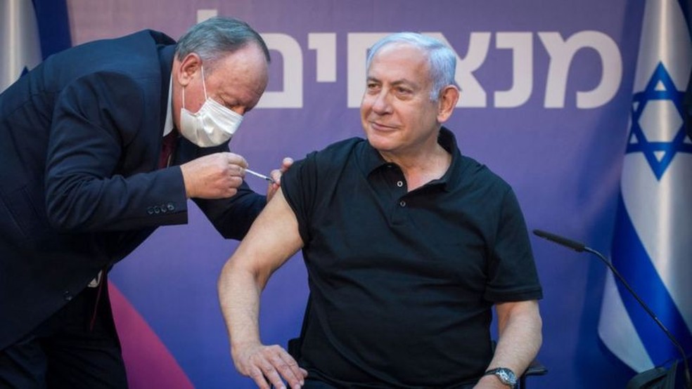Primeiro-ministro de Israel, Benjamín Netanyahu, recebe a vacina contra a Covid-19 - governo firmou acordo com a Pfizer que garante grande quantidade de vacinas. — Foto: Getty Images via BBC