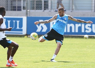 Em Recife e Porto Alegre, times do Grêmio treinam com focos distintos