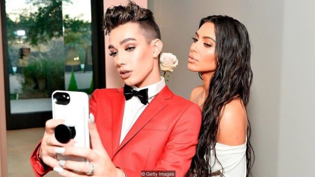 O youtuber de maquiagem James Charles e Kim Kardashian West em Los Angeles, em 2017 (Foto: Getty Images via BBC News)