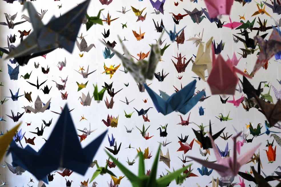 "Os tsurus são um símbolo tradicional japonês de carregar a alma para o céu”, diz Funderburk — Foto: AP Photo/Richard Vogel