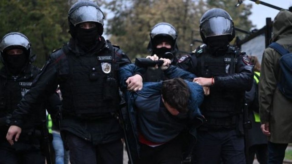 Centenas de pessoas foram presas — Foto: Getty Images via BBC