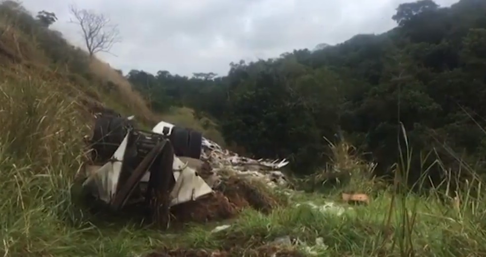 Vítimas estavam saqueando a carga no momento em que caminhão tombou pela 2ª vez — Foto: Reprodução/TV Bahia