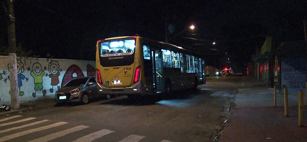 Motorista de ônibus teve um ataque de fúria na Zona Leste de São Paulo — Foto: Reprodução/TV Globo