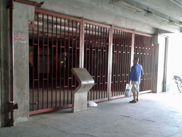 Passageiros encontraram acesso ao metrô fechado na tarde deste domingo (Foto: Danielle Fonseca/TV Globo)