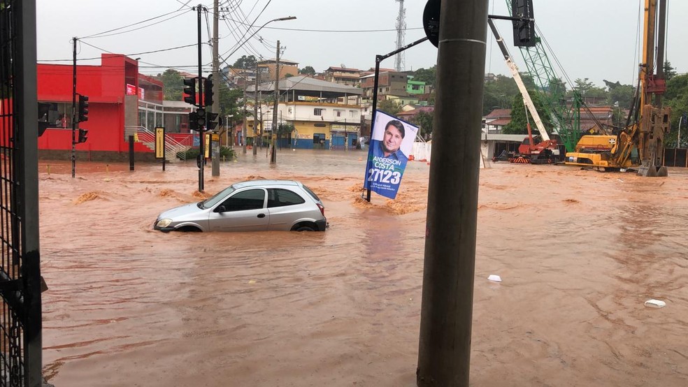 Avenida Vilarinho, em Belo Horizonte, volta a ficar alagada em temporal de 13 de novembro de 2020. — Foto: CBMMG / Divulgação