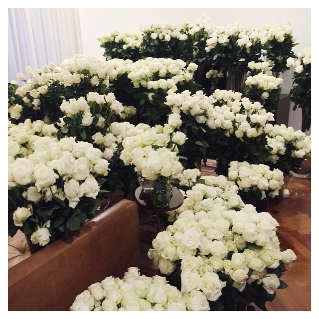 Kanye West surpreende Kim Kardashian com flores no quarto (Foto: Reprodução Instagram)