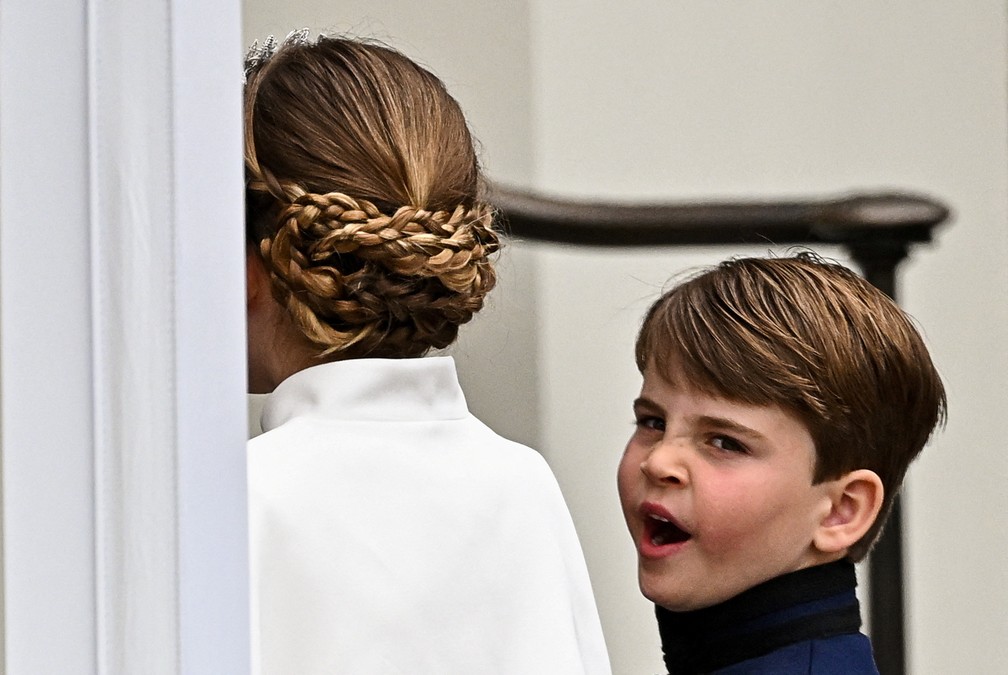 O príncipe Louis boceja ao chegar à Abadia de Westminster para a cerimônia de coroação — Foto: Dylan Martinez/Reuters