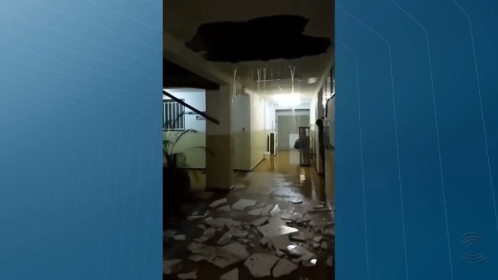 Parte do teto do campus da Universidade Estadual da Paraíba (UEPB) em Monteiro caiu com as chuvas — Foto: TV Paraíba/Reprodução