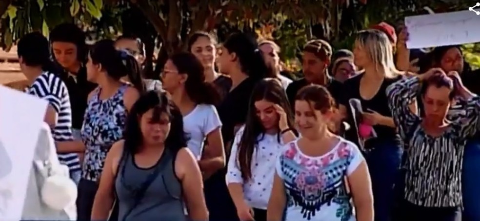 Protesto dos moradores de Ibiá — Foto: Reprodução/TV Integração