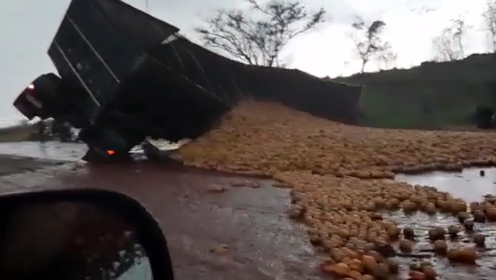 Caminhão de laranjas também tombou durante a tempestade em Taquarituba — Foto: Arquivo pessoal