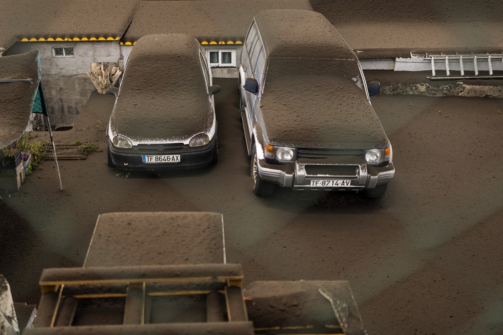 Veículos cobertos por cinzas do vulcão em La Palma, nas Ilhas Canárias, em 24 de setembro de 2021 na Espanha — Foto: Emilio Morenatti/AP