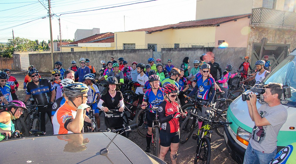 Ciclistas surpreendem Lucas em casa em São Carlos — Foto: Fabio Rodrigues/G1
