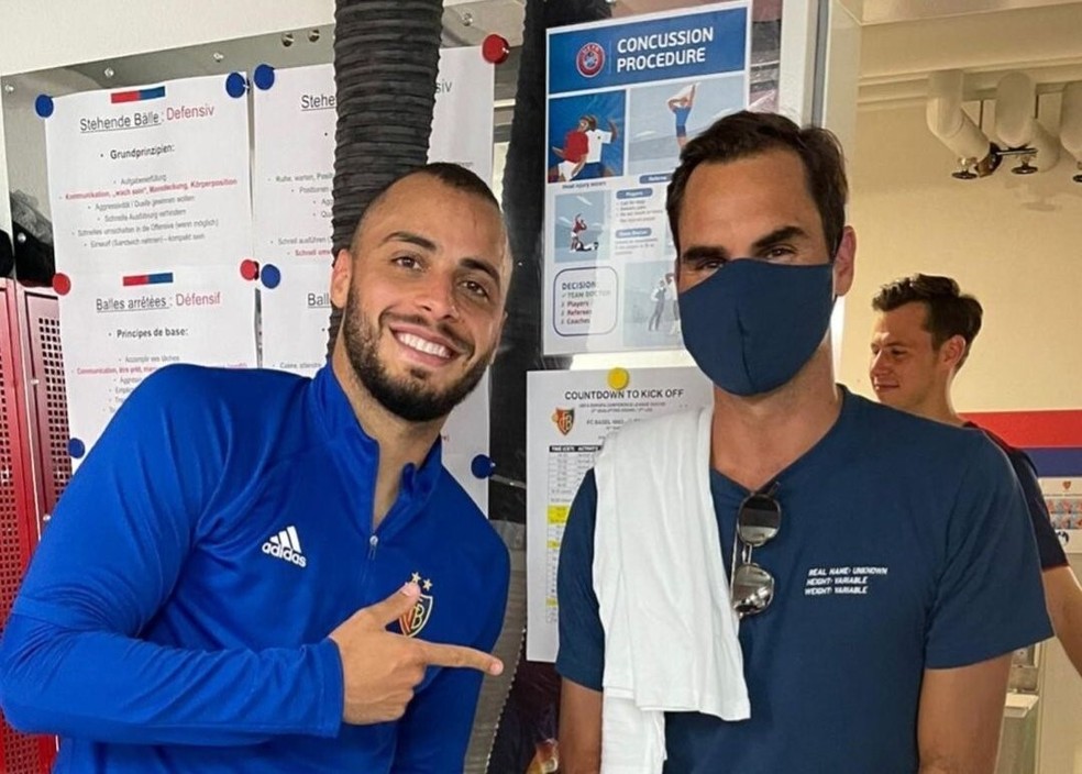 Ex Ceara E Palmeiras Arthur Cabral Curte A Fase E Posa Com Roger Federer Torcedor Do Basel Futebol Ge