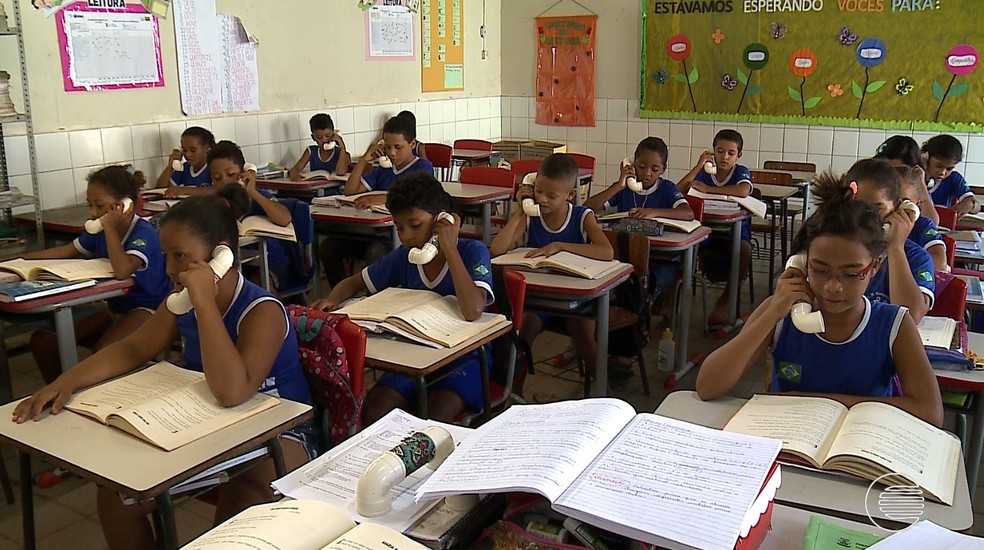 O 'sussurrofone' é usado por crianças do 4º e do 5º ano para estímulo de leitura. (Foto: Reprodução/TV Clube)
