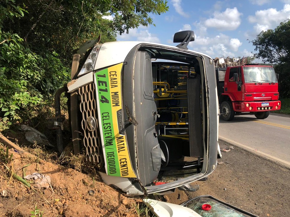 Micro-ônibus capotado na BR-406 na Grande Natal — Foto: Vinícius Marinho/Inter TV Cabugi