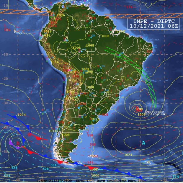 Nos mapas disponíveis no site do Instituto Nacional de Pesquisas Espaciais (Inpe), é possível ver a Zona de Convergência do Atlântico Sul (traços verdes, da Amazônia à Bahia) e a formação da depressão subtropical na região costeira do Brasil (à direita) (Foto: DIVULGAÇÃO/INPE via BBC News Brasil)