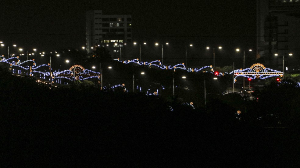 Túnel de luzes é parte da decoração natalina de Palmas — Foto: Júnior Suzuki/Secom Palmas