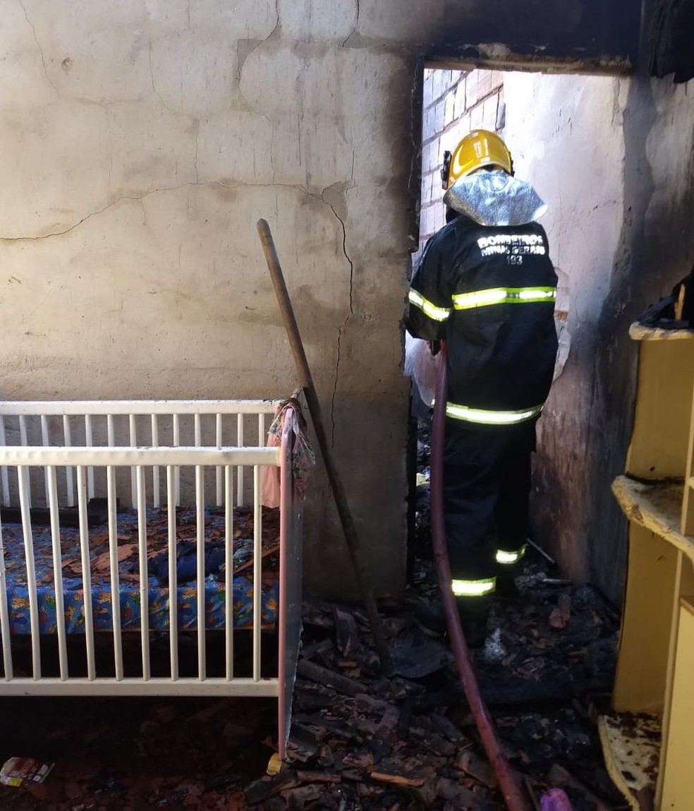 Chamas atingiram dois cÃ´modos da casa â Foto: Corpo de Bombeiros/ DivulgaÃ§Ã£o