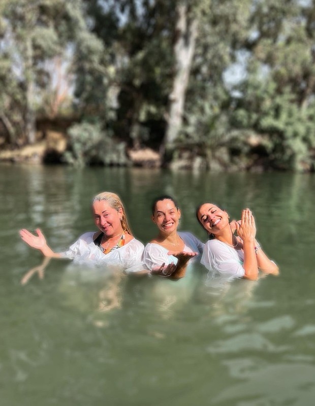Mônica Carvalho é batizada no Rio Jordão (Foto: Reprodução/Instagram)