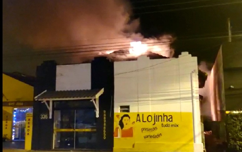 Causa do incêndio será investigada — Foto: César Augusto/Divulgação