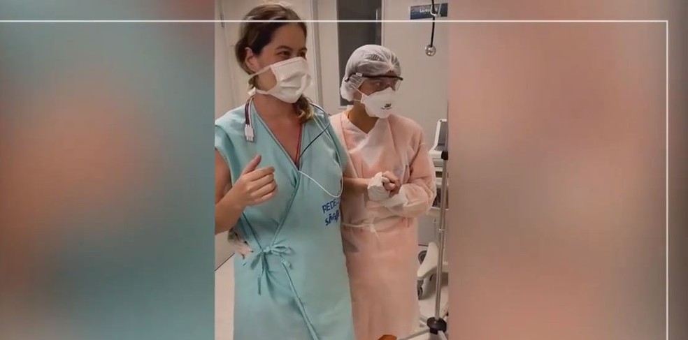 Michele Miranda caminha pelo hospital antes de receber alta — Foto: Reprodução