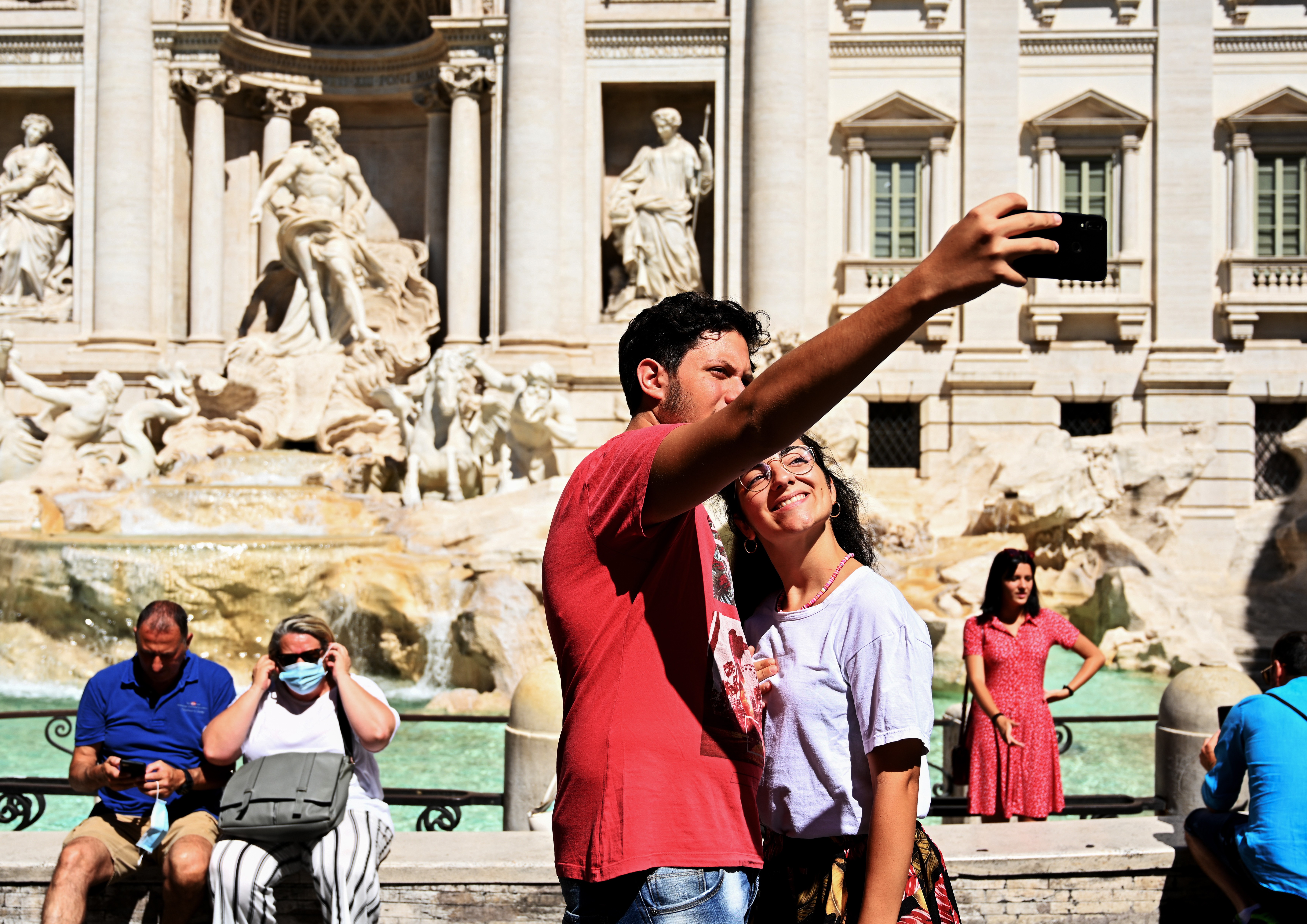 Na Fontana di Trevi, as selfies são para os turistas mais importantes que as máscaras thumbnail