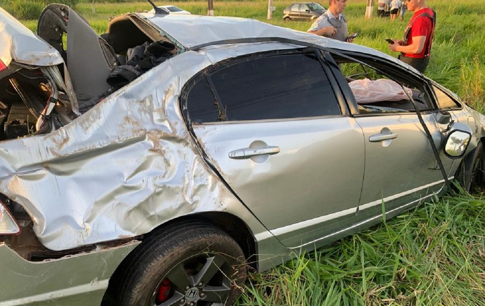 Causa do capotamento que deixou carro destruído em Bastos será investigada — Foto: João Trentini/Divulgação
