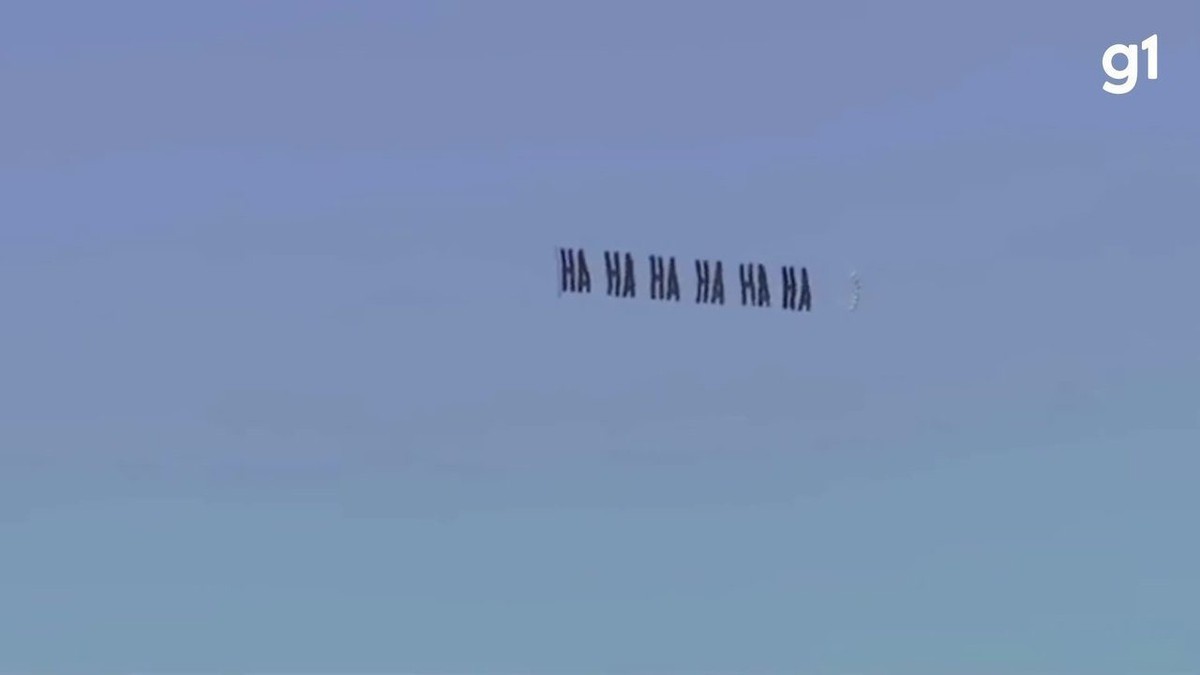 Avião com banner escrito ‘HA HA HA’ sobrevoa casa de Trump em Mar-a-Lago