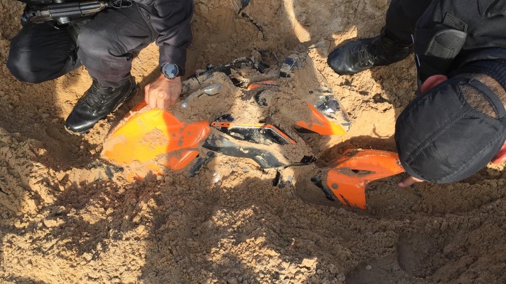 Moto roubada de sargento da PM é encontrada enterrada em Mãe Luíza — Foto: PM/Divulgação