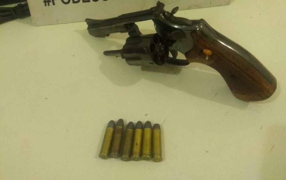 Polícia prende casal com arma de fogo em condomínio de Sorocaba — Foto: Polícia Militar/Divulgação